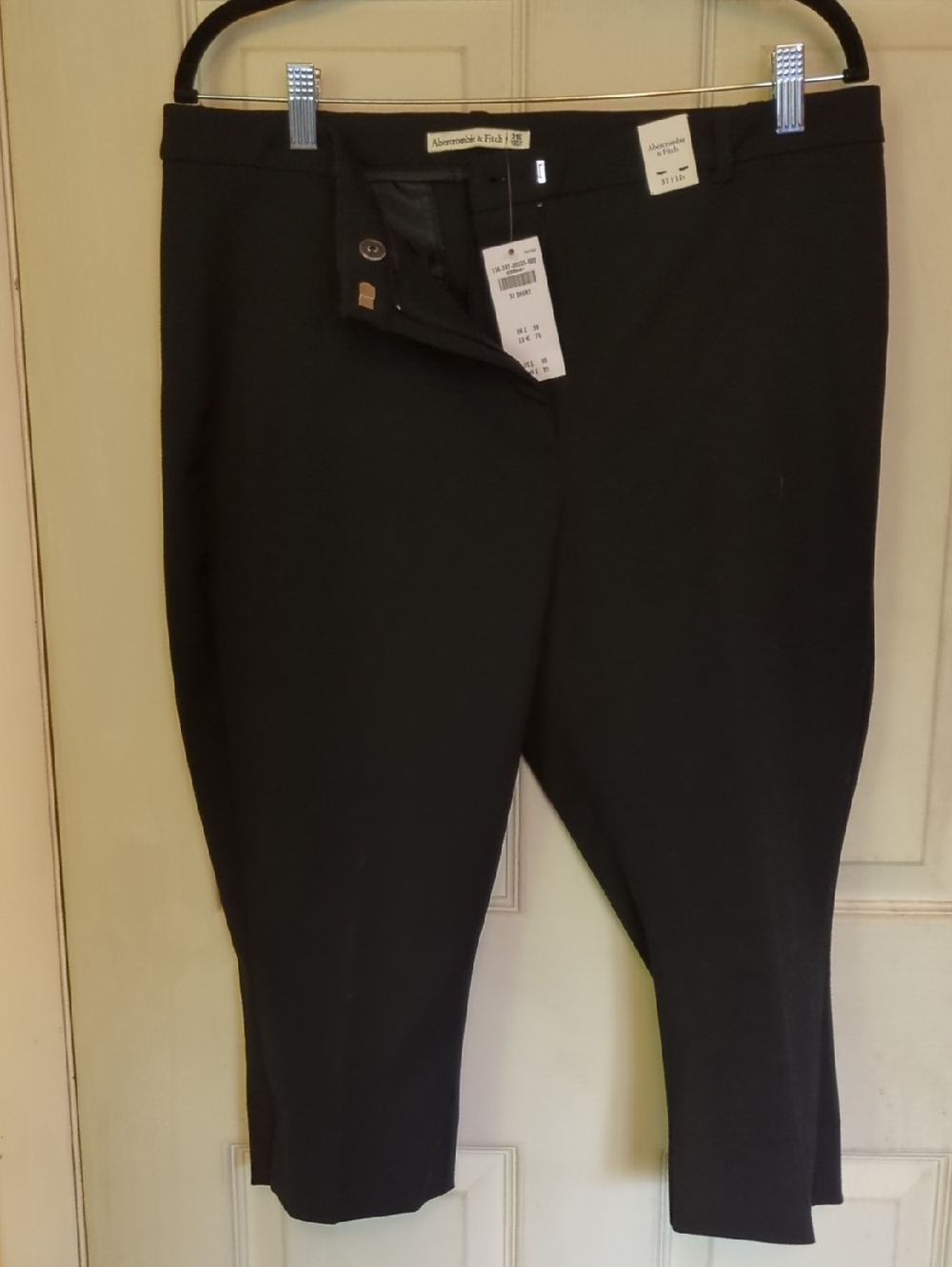 NWT Abercrombie Fitch Size 12 Petite (Shorter Than 5'4")  Black Stretchy Capris